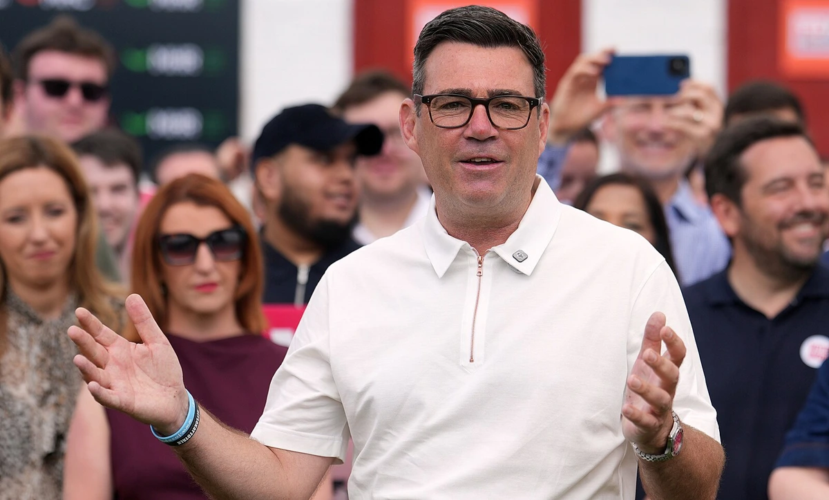Místo nudného patrona showman. Burnham střídá v čele vlády Starmera, co Británii čeká?