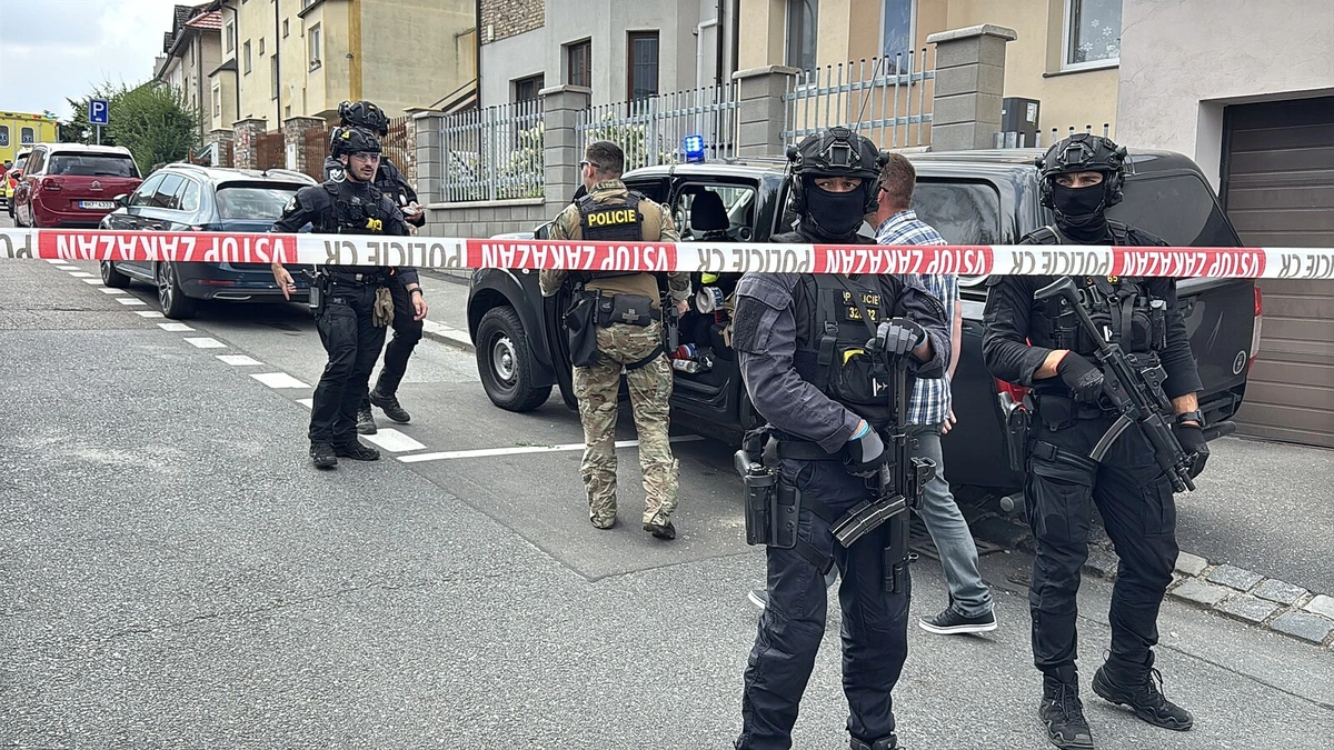 Střelba v pražské Hostivaři. Na ulici ležela zavražděná žena, muž je v kritickém stavu