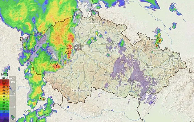 Přes Česko přecházejí bouřky. Hrozí přívalové povodně i kroupy