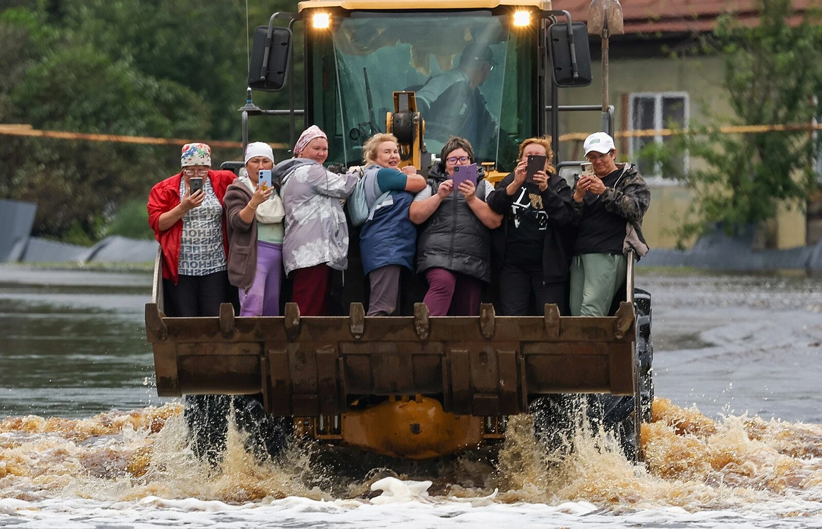 Evakuace i na lžíci bagru. Část Ruska pustoší bleskové záplavy