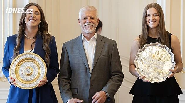 Prezident přivítal finalistky Wimbledonu, pobavil kšiltovkou