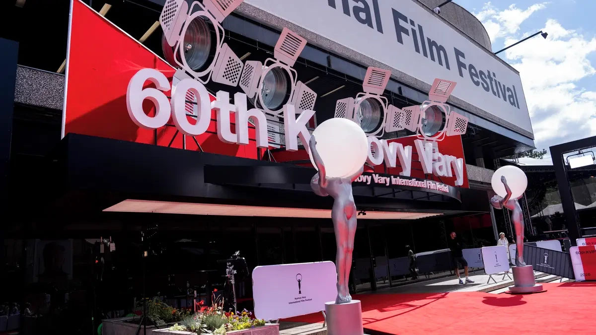Hvězdy přijíždějí na červený koberec. Začíná 60. ročník karlovarského filmového festivalu - Novinky