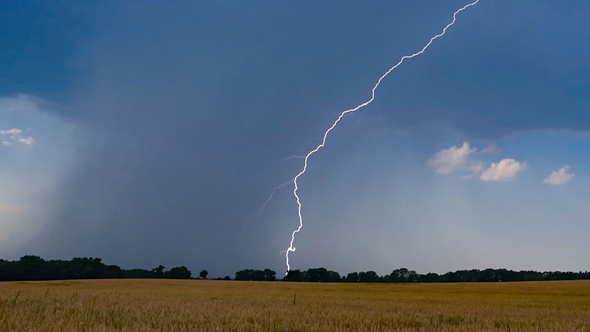 Die Hitze bleibt, die Blitze kommen: Unwettergefahr in Deutschland wächst