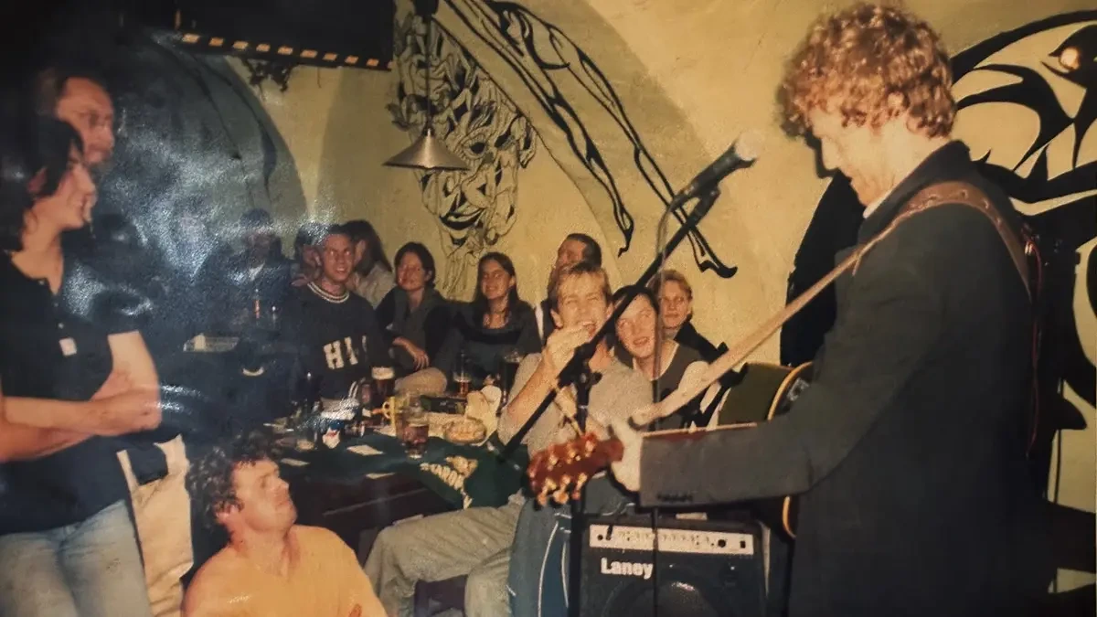 Glen Hansard přišel v Česku před lety o oblíbenou kytaru. Za její návrat zaplatil nálezné - Novinky
