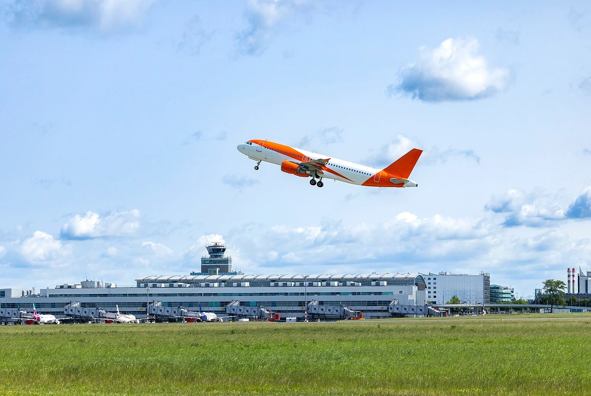 Místo vedle dítěte a batoh do letadla zdarma. Europoslanci schválili nová pravidla