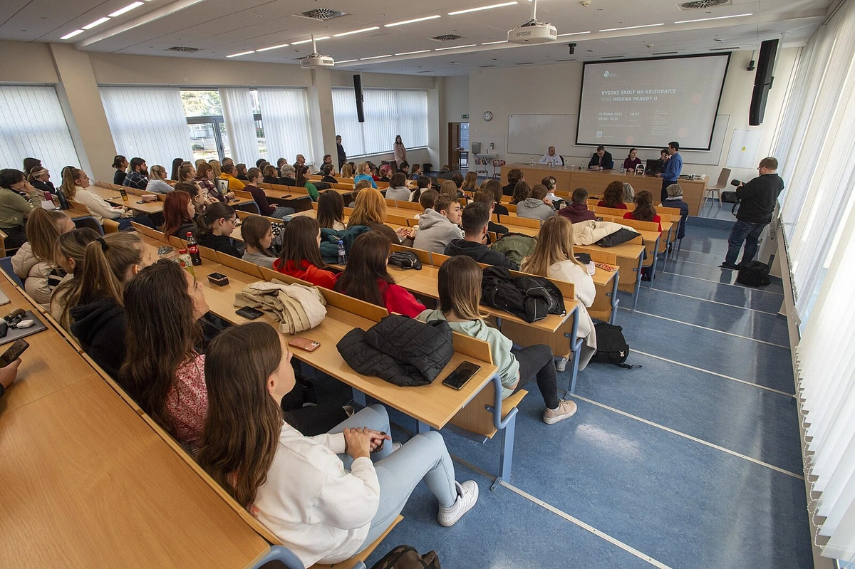 České vysoké školy nesmějí být továrnou na diplomy. Dnes to platí víc než kdy dřív