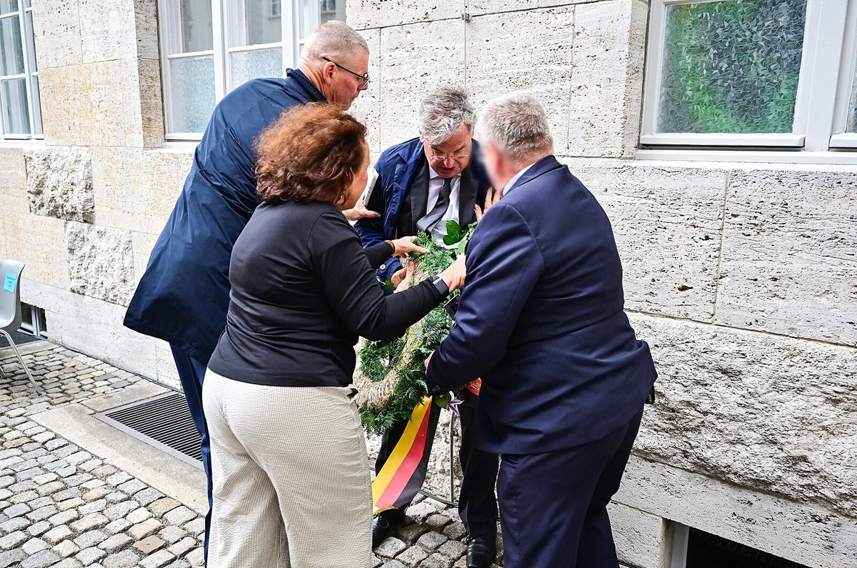 Vydržel by Okamurův věnec? Německo klade otázku, zda kádrovat politiky při pietních aktech