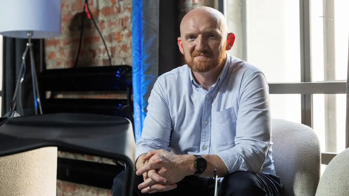 Píseň Slunečný hrob mě hluboce zasáhla, říká britský velvyslanec Matt Field - Novinky