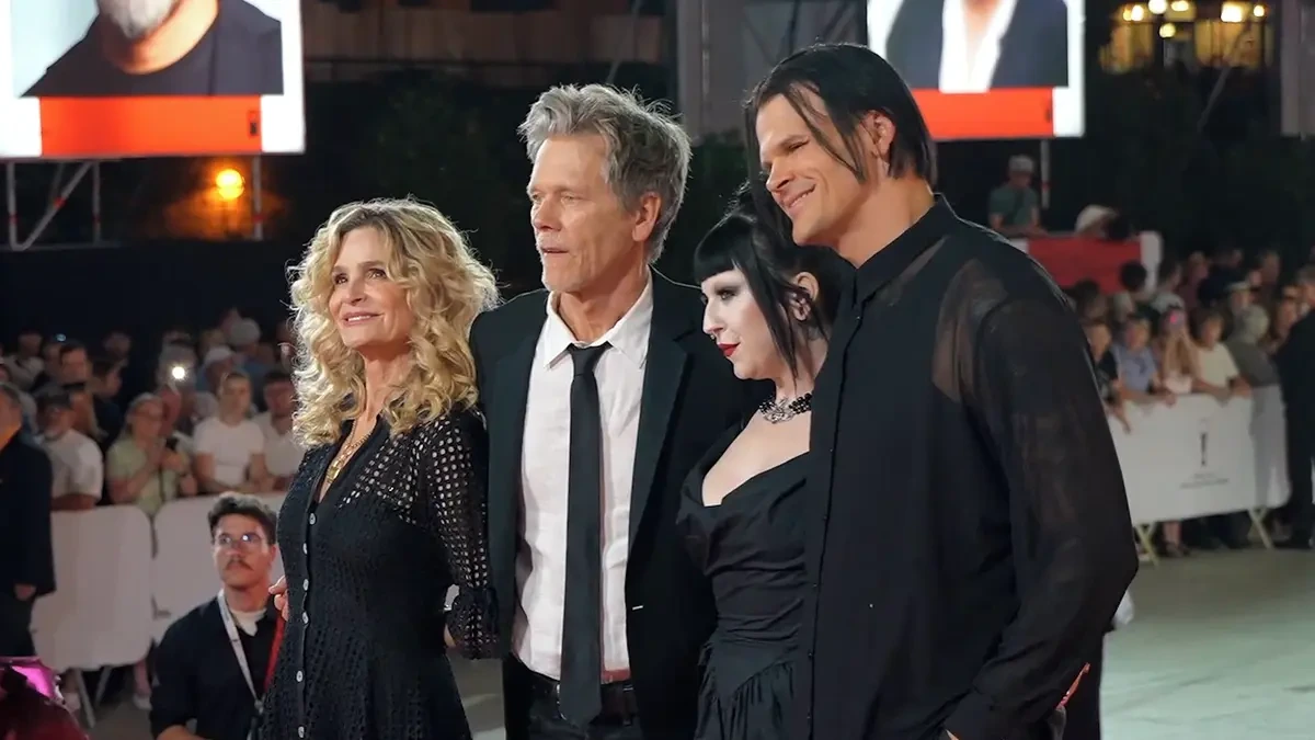Kevin Bacon s rodinou ve Varech: Šéfkou je u nás moje žena - Novinky