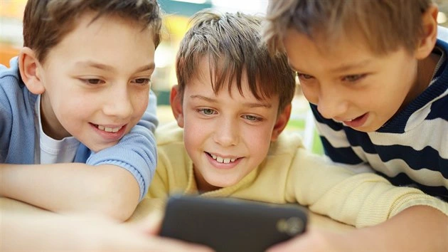 Zákaz mobilů ve školách má smysl. Sám o sobě ale nevyřeší celkové digitální návyky dítěte