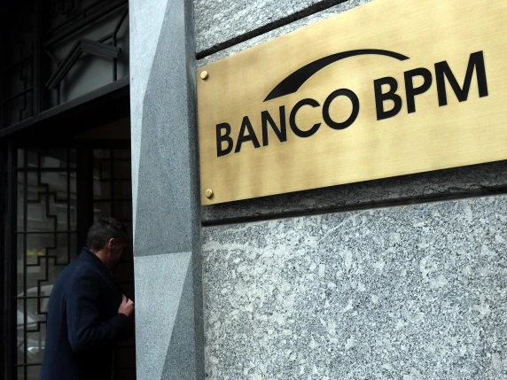 Banche, il doppio fronte di Banco Bpm tra Agricole e Unicredit