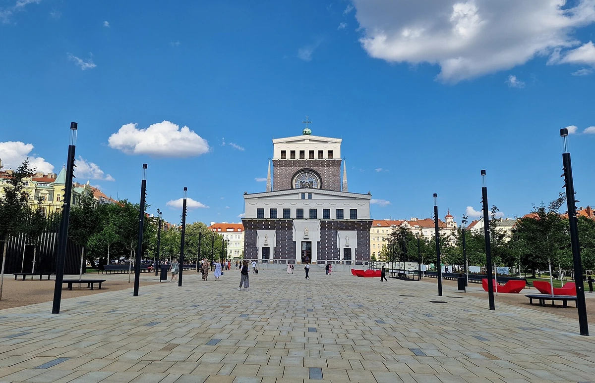 Z ostudy v reprezentativní prostor. Nová podoba náměstí Jiřího z Poděbrad má jen jednu vadu