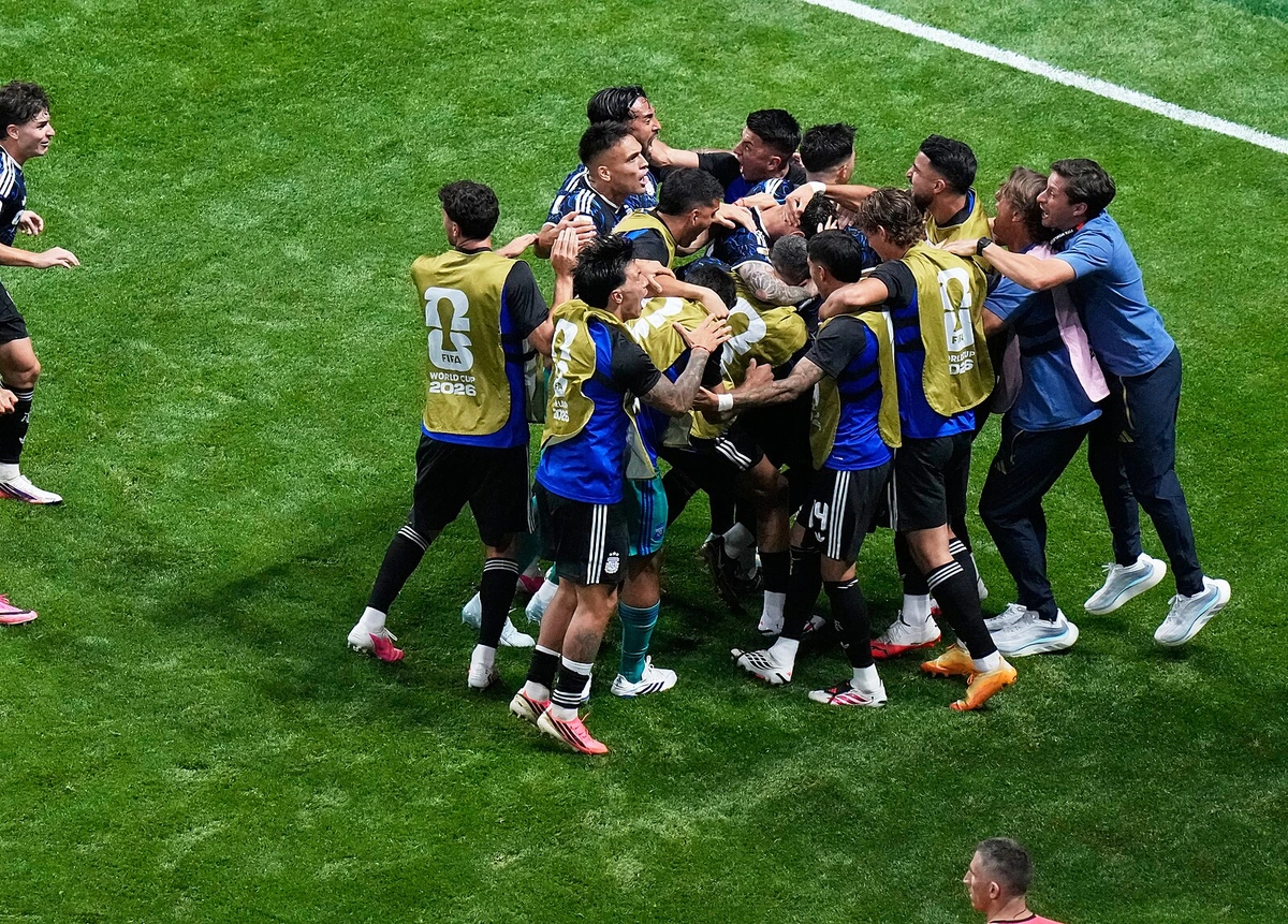 Anglie - Argentina 1:2, do finále po obratu v závěru, srovnal Enzo, pak rozhodl Lautaro