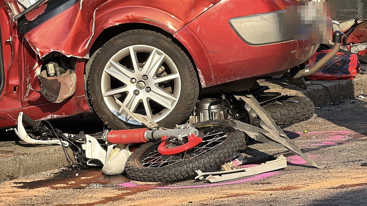Po srážce auta, tramvaje a motorky v Libni zemřel člověk. Zenklova byla zavřená
