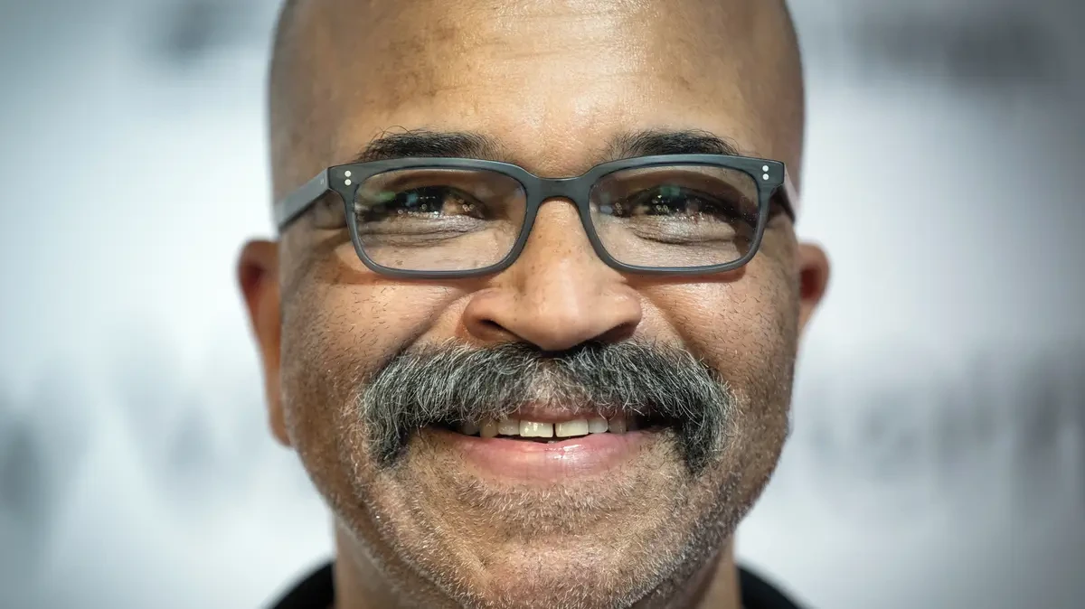O rasismu se bojíme mluvit, humor pomáhá tento strach překonat, říká herec Jeffrey Wright  - Novinky