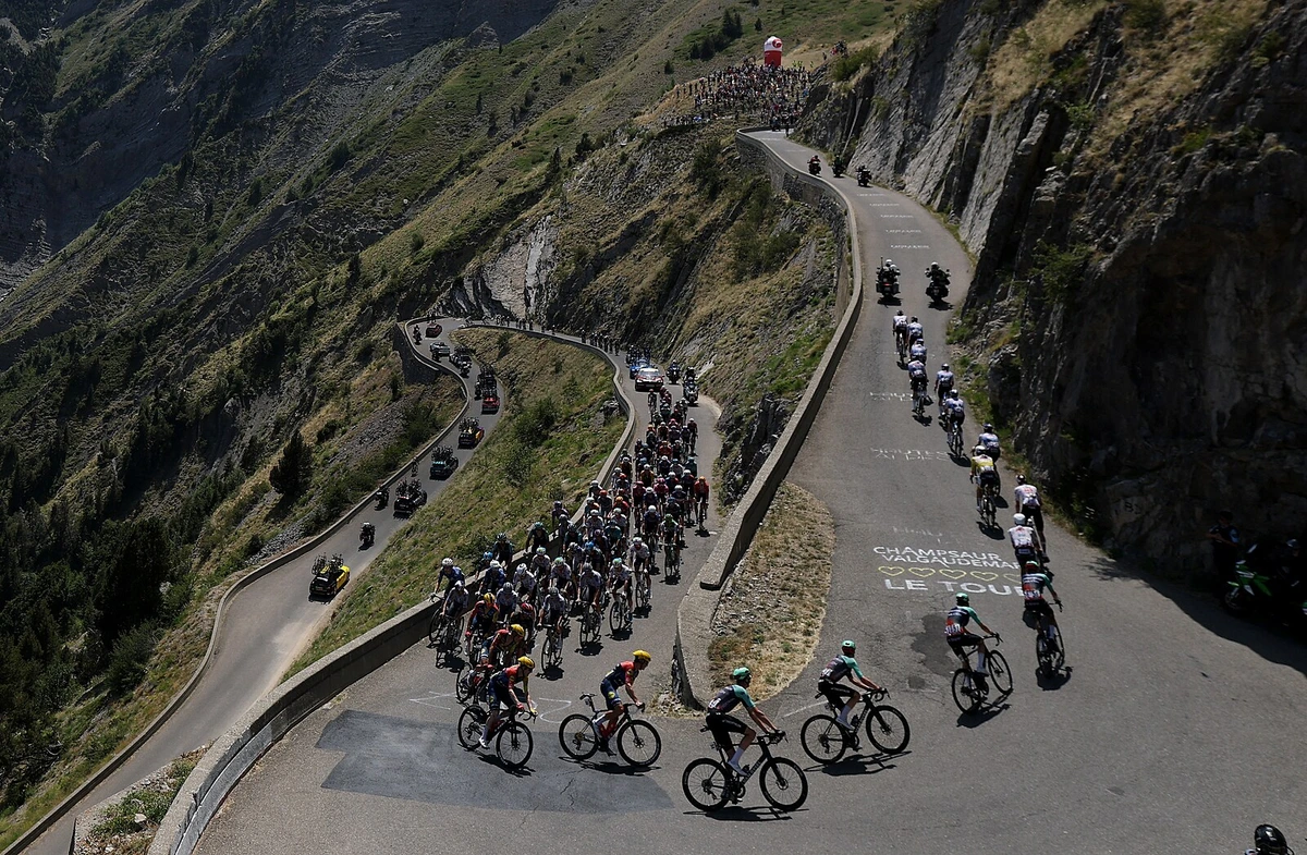 Tour ONLINE: Na Alpe d’Huez! Paret-Peintre vede bitvu o krále hor. Na čele jede i Vacek