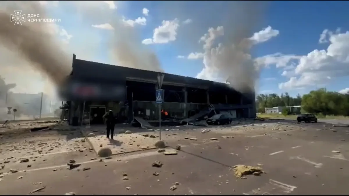 Ruský dron zasáhl supermarket v Černihivu. Zelenskyj zveřejnil drsné video - Novinky