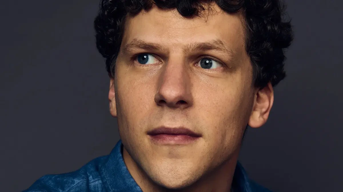 Do Karlových Varů dorazili Jesse Eisenberg a Harvey Keitel  - Novinky
