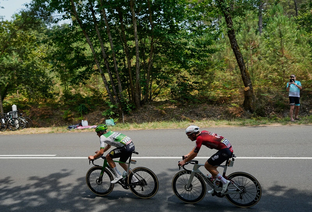 Tour ONLINE: Peloton postupně nabírá rychlost, finiš se blíží. Otruba je v úniku
