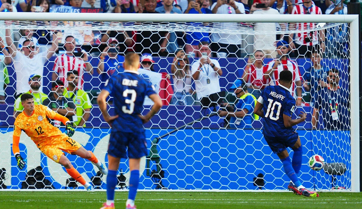 Francie - Paraguay 1:0, favorit se povznesl nad provokace, z penalty rozhodl Mbappé