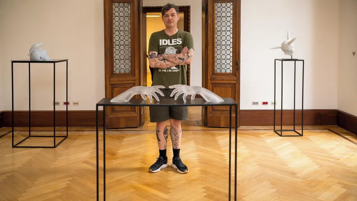 Skleněná mimina a dřevěné hlavy: Janecký a Štipl vystavují v Benátkách