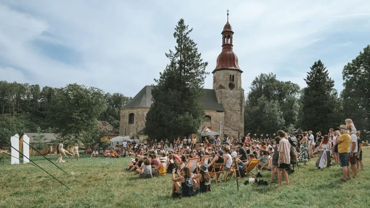 Chátrající kostel u polských hranic zachraňují nadšenci festivalem - Novinky