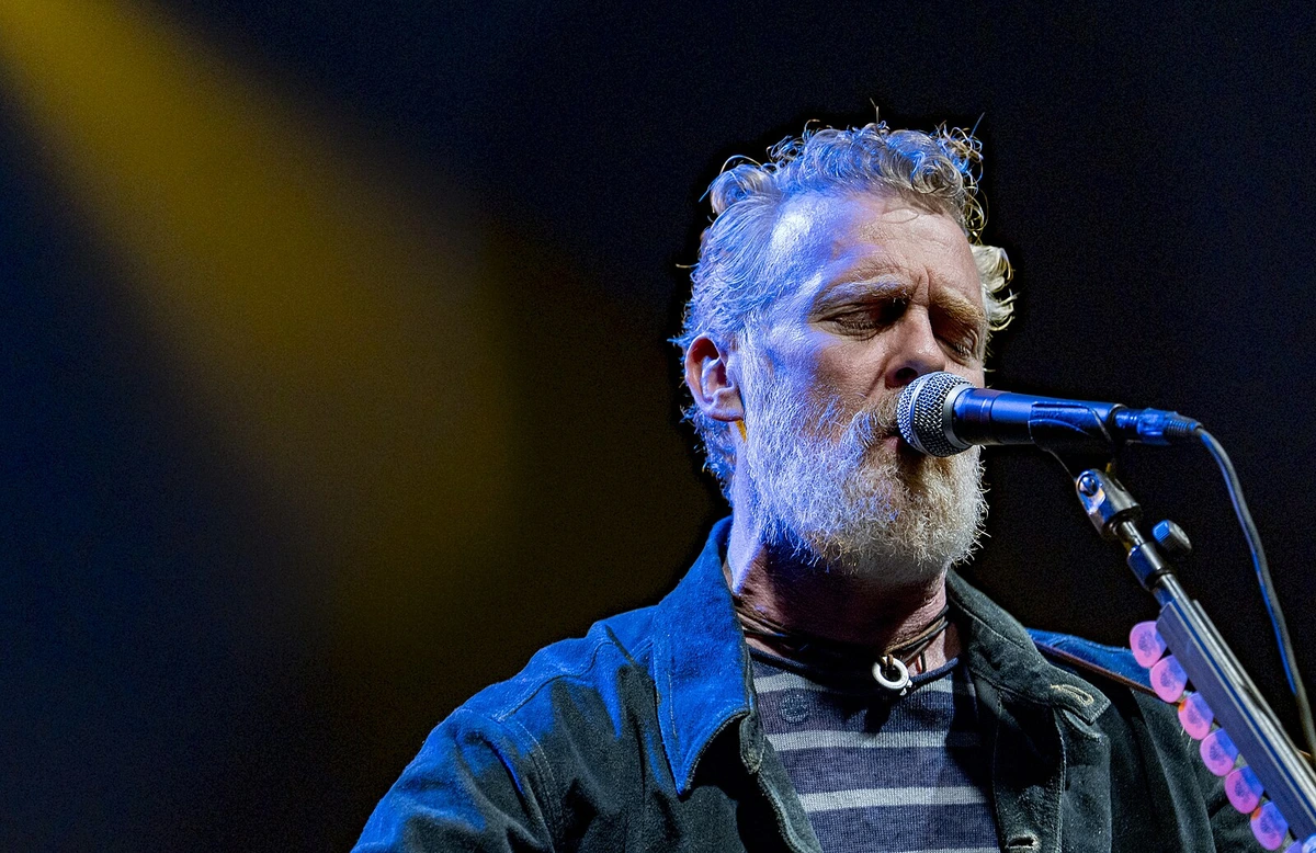 Při dopravní nehodě zemřel podle irských médií zpěvák Glen Hansard