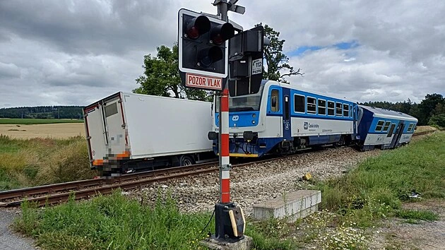 Osobní vlak se střetl s náklaďákem, čtyři lidé jsou zranění. Jeden vůz vykolejil