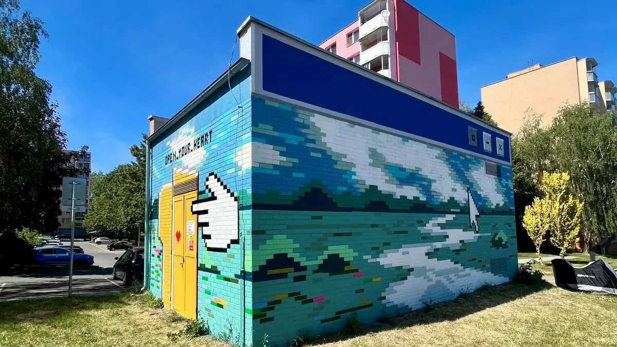 Trafostanici ve Vyškově zdobí mural připomínající plochu počítače
