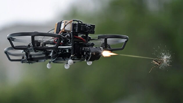 Francouzi vyvinuli dron, který hubí komáry přímo za letu. Pozná je podle zvuku