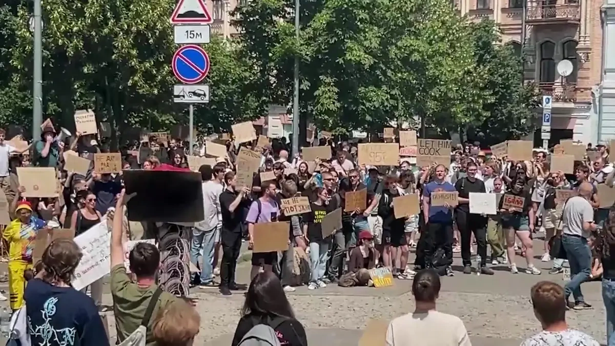 Syrskyj, odejdi! skandují demonstranti v Kyjevě. Po pořadateli demonstrací se shání armáda - Novinky