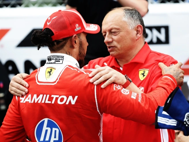 Vasseur: «Hamilton con noi anche nel 2027, costruiamo una Ferrari da Mondiale. Leclerc? Deve stare calmo, lo aiuto. Toto Wolff smetta di pensare ai nostri budget»