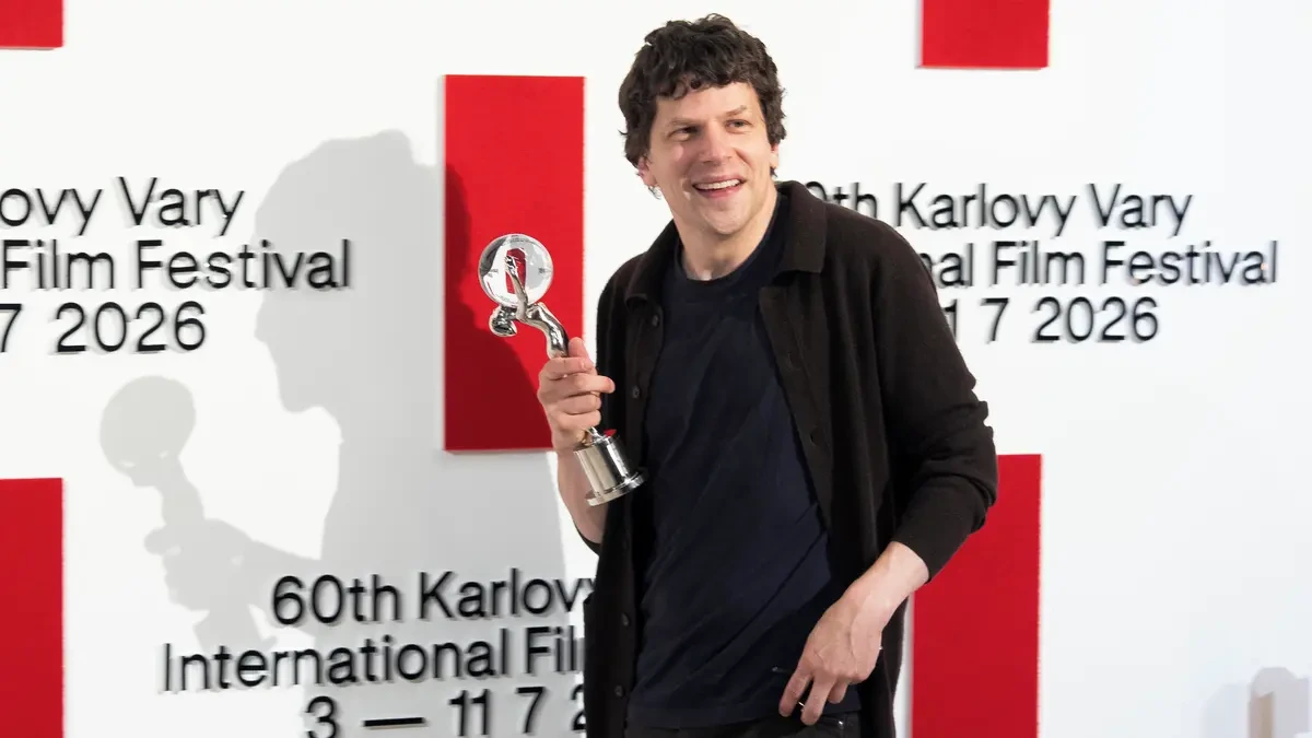 OBRAZEM: Jesse Eisenberg převzal cenu prezidenta a těší se, že bude Evropanem