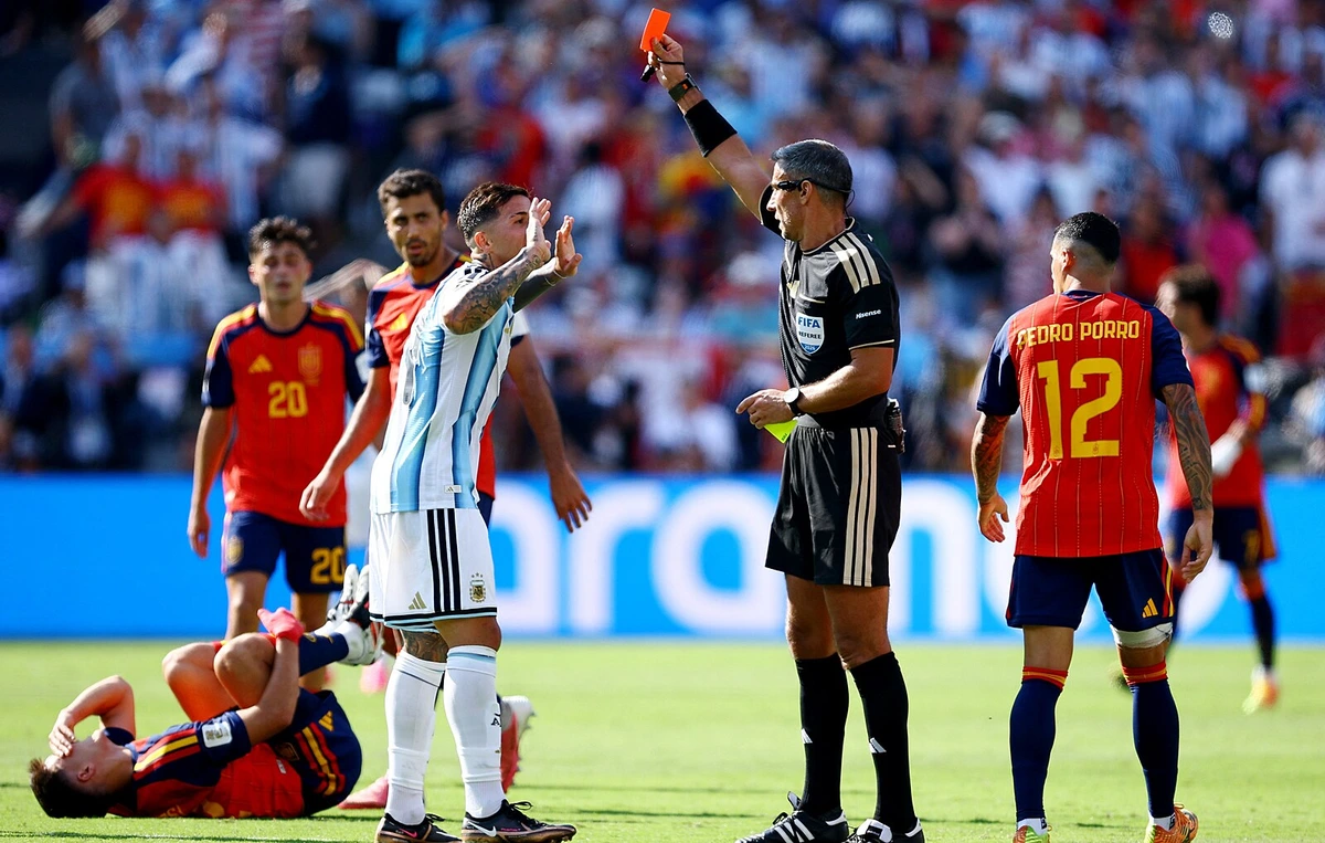 ONLINE: Španělsko - Argentina 0:0, jde se do prodloužení, obhájci jsou v deseti