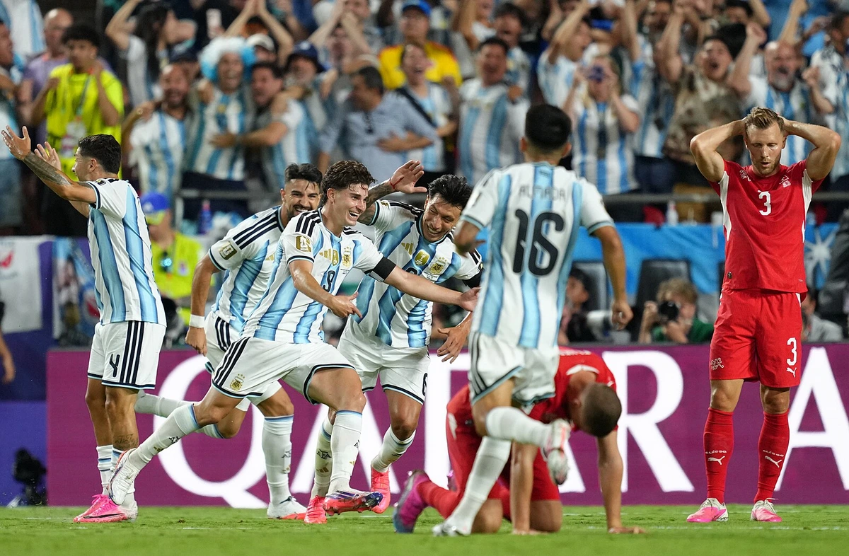 Argentina - Švýcarsko 3:1 po prodl., další drama obhájců, parádně rozhodl Álvarez