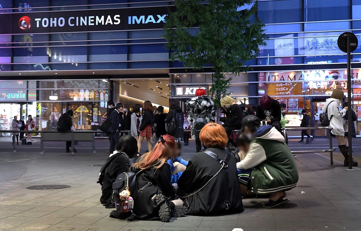 Domov mají, přesto žijí raději na ulici. Tójoko Kids ukazují problémy Japonska