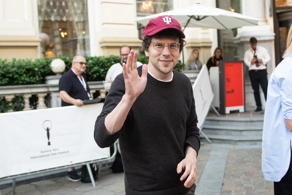 Je skvělé být zpátky! Do Varů se sjíždějí první hvězdy, už dorazili Eisenberg a Keitel