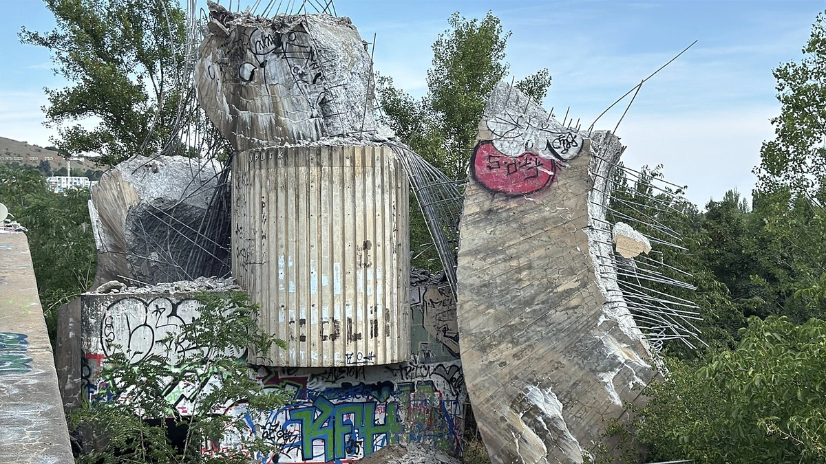 Mosty jsou v Praze k tomu, aby se zřítily. Rozpadlá plastika je jen třešničkou na dortu