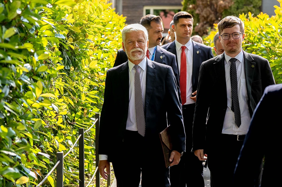 Obskurní hádka, Česko vyslalo na summit dvě soupeřící delegace, píší v zahraničí