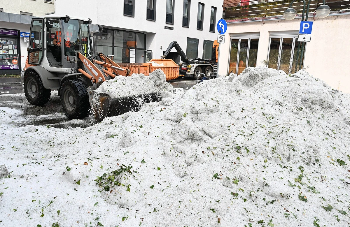 Německé ulice pokryla vrstva krup, ukazují snímky. Blesk zranil stanující vojáky