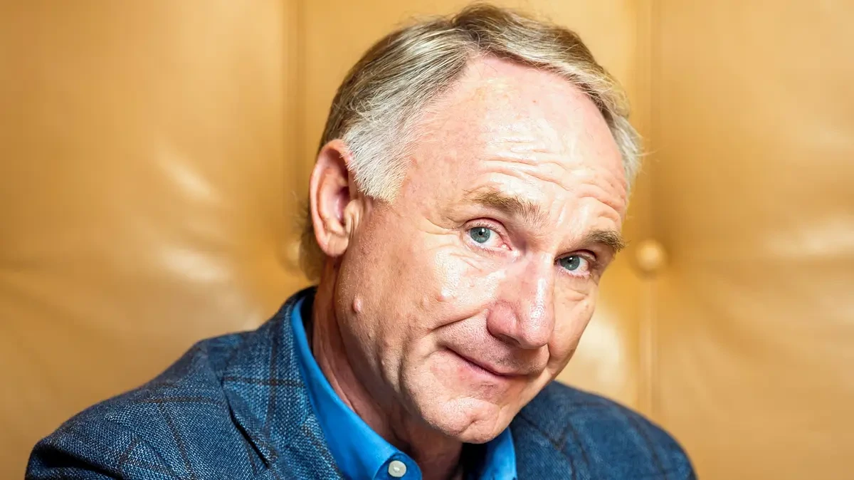 Dan Brown dal fanouškům další hádanku. Poznáte, kde stojí?