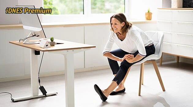 Jak předcházet bolestem zad v práci. Firmy sázejí na ergonomii, pohyb i masáže
