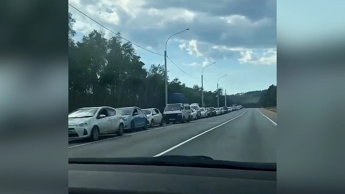 Fronty na ruských pumpách jsou vidět z vesmíru, na pořádek dohlížejí i kozáci