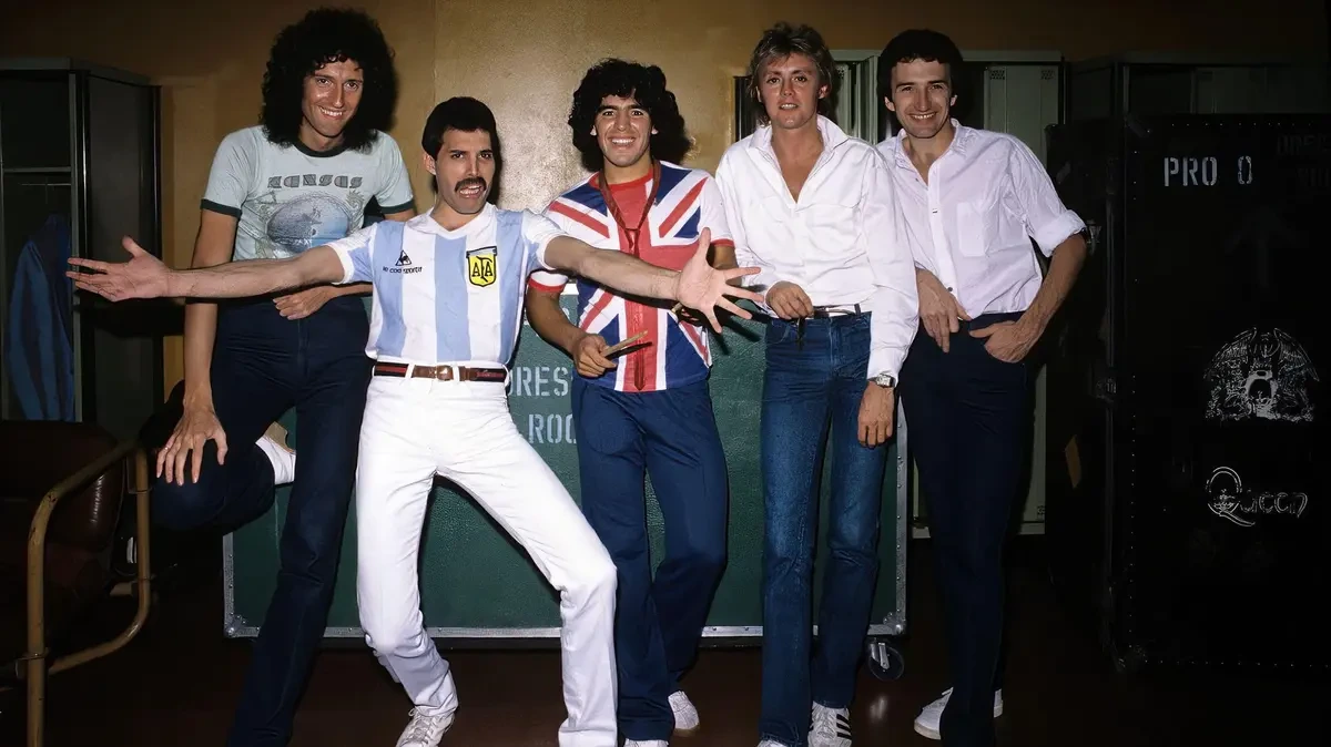 Dokument o Maradonově „boží ruce“ nadchne i fotbalové barbary