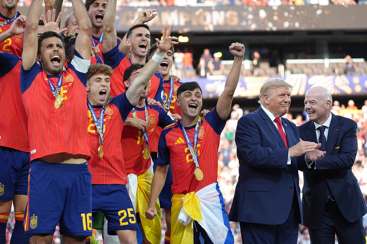 Trump se na MS opět vetřel na foto s trofejí. Hráči ho míjeli rukou i pohledem