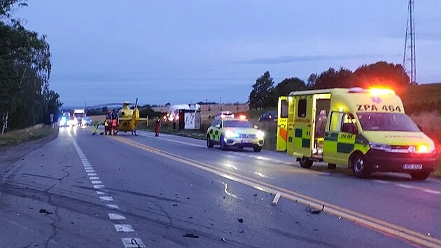 Dva lidé zemřeli při střetu auta s náklaďákem u Litomyšle. Silnice je zavřená