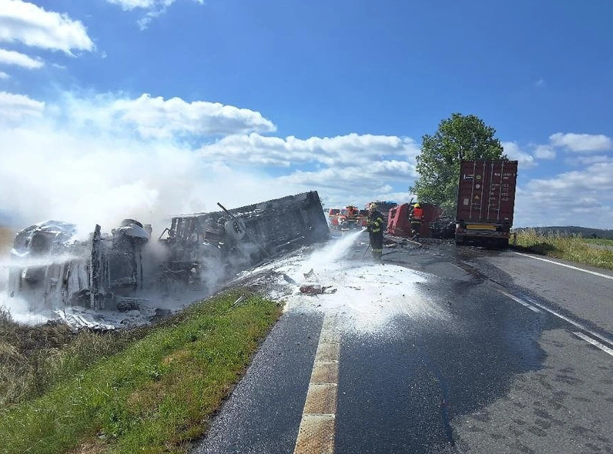 Smrtelná nehoda dvou kamionů na pět hodin uzavřela silnici na Havlíčkobrodsku