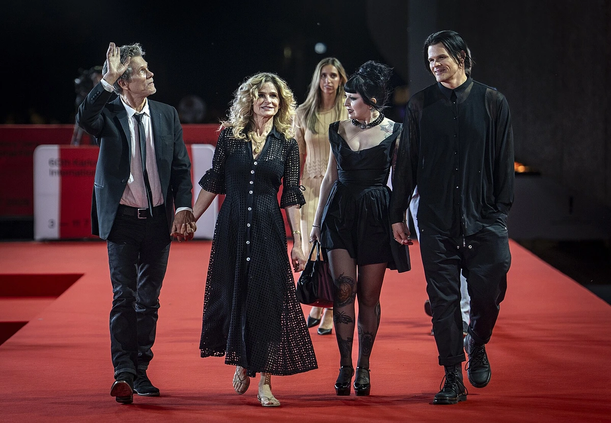 Dofame, že si zamilujetě film! Kevin Bacon s rodinou dojali Vary češtinou i hororem