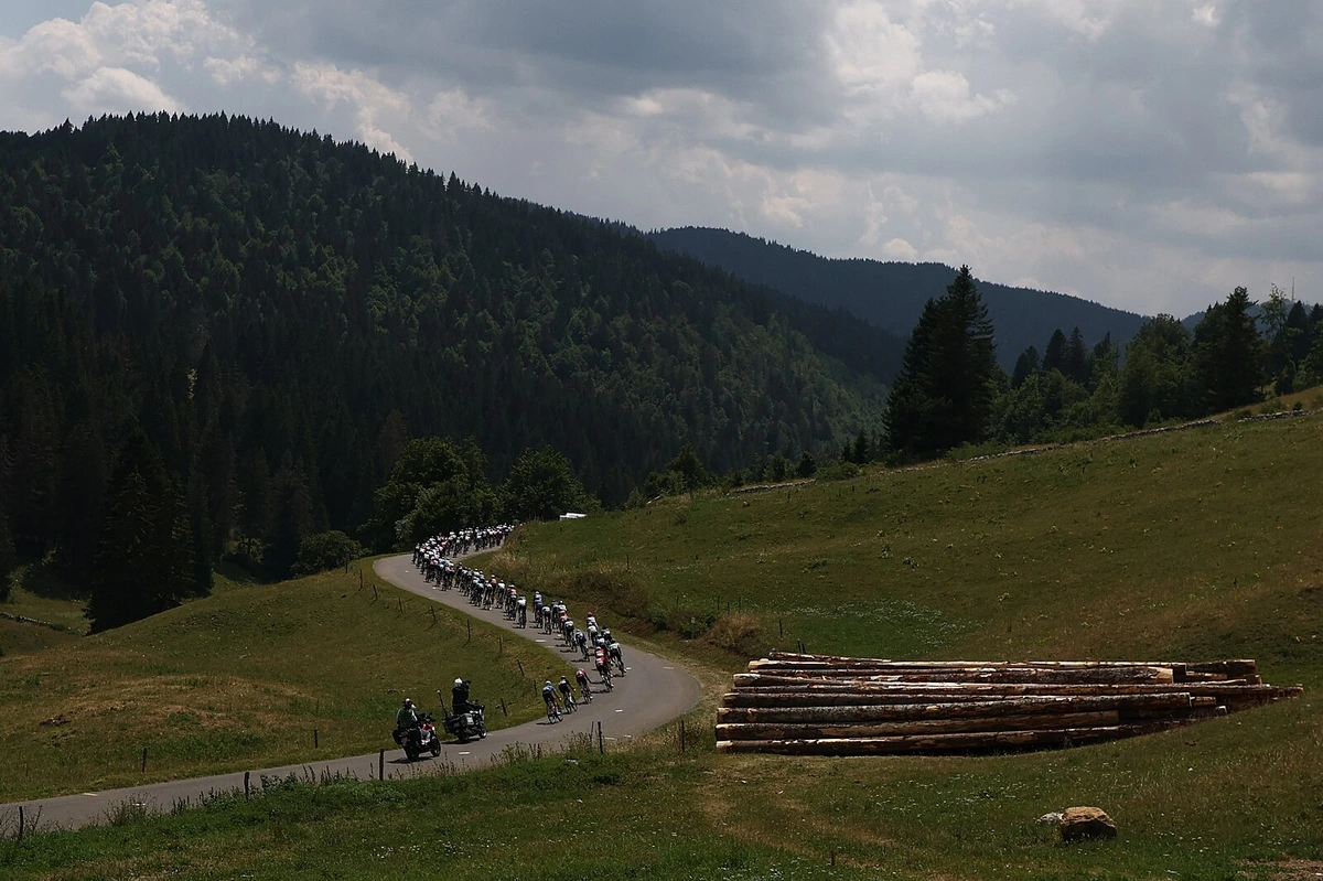 Tour ONLINE: Vingegaard v zatáčce spadl a odstupuje ze závodu, na čele jede Schmid