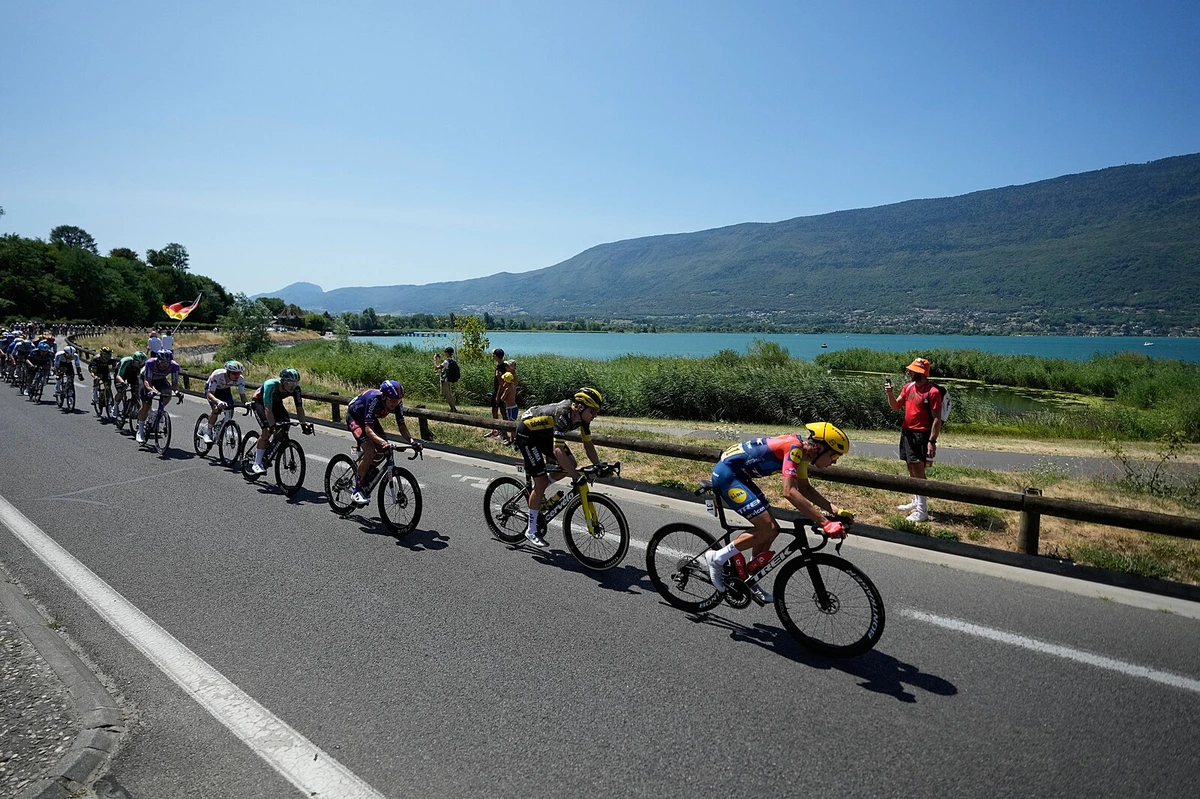 Tour ONLINE: Pelotonu ujely dvě skupiny, v čele je i Pedersen, naopak Philipsen ztrácí